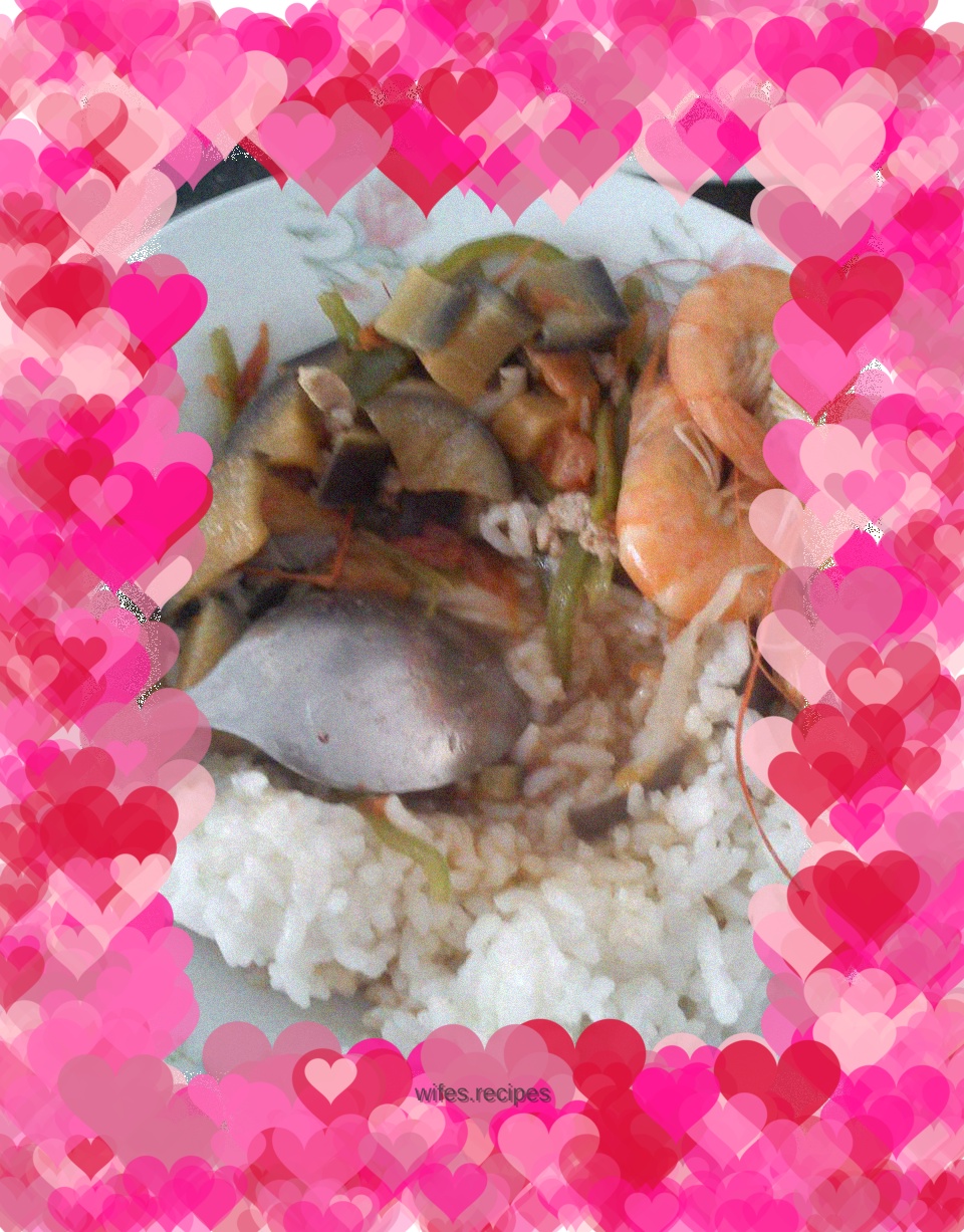 Rice with two mushrooms in tomato sauce - simple and nutritious