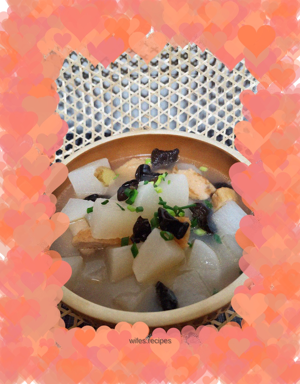 Fish, tofu and white radish in pot
