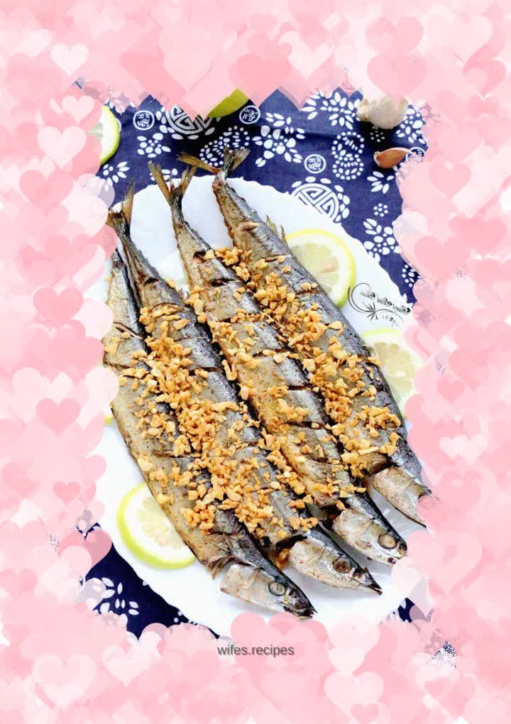 Grilled saury with garlic