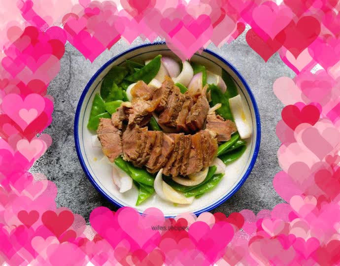 Beef with snow peas and onions