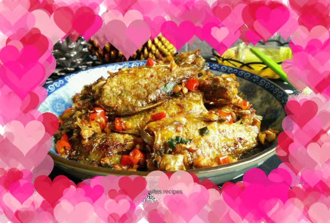 Pan-fried small crucian carp