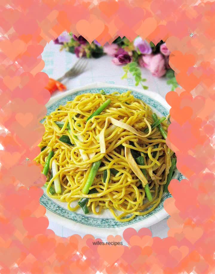 Stir-fried yellow noodles with leeks