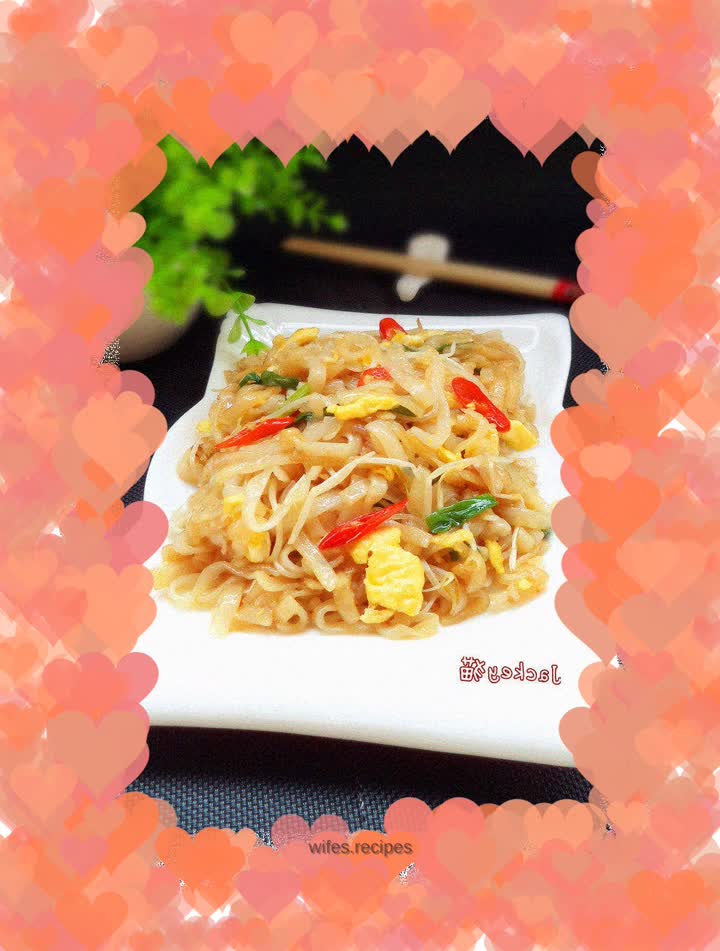 Fried rice noodles with eggs