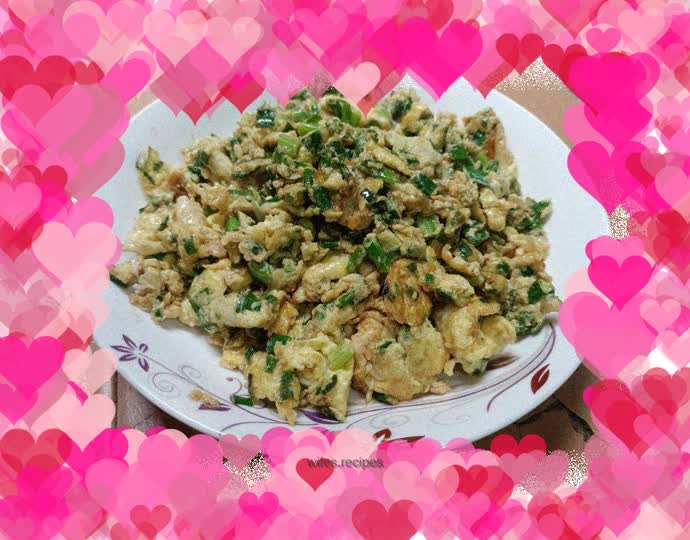 Fried eggs with green onions