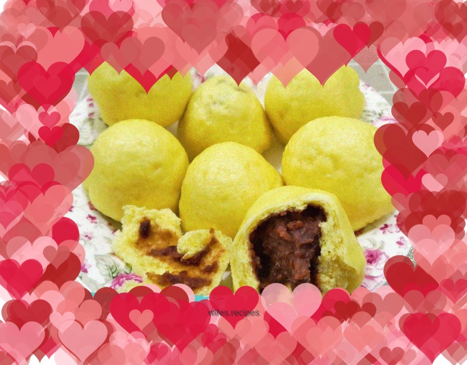 Steamed buns with bean paste and corn