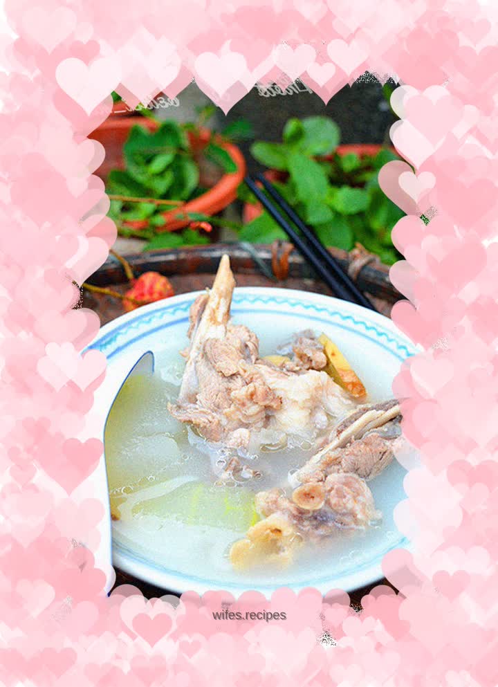 Pork trotter bones and winter melon in pot