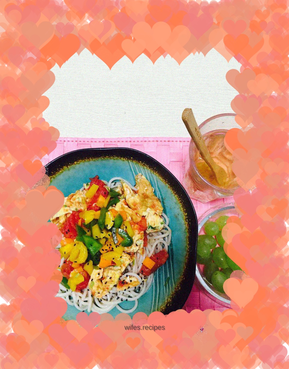 Colorful pepper tomato egg noodles