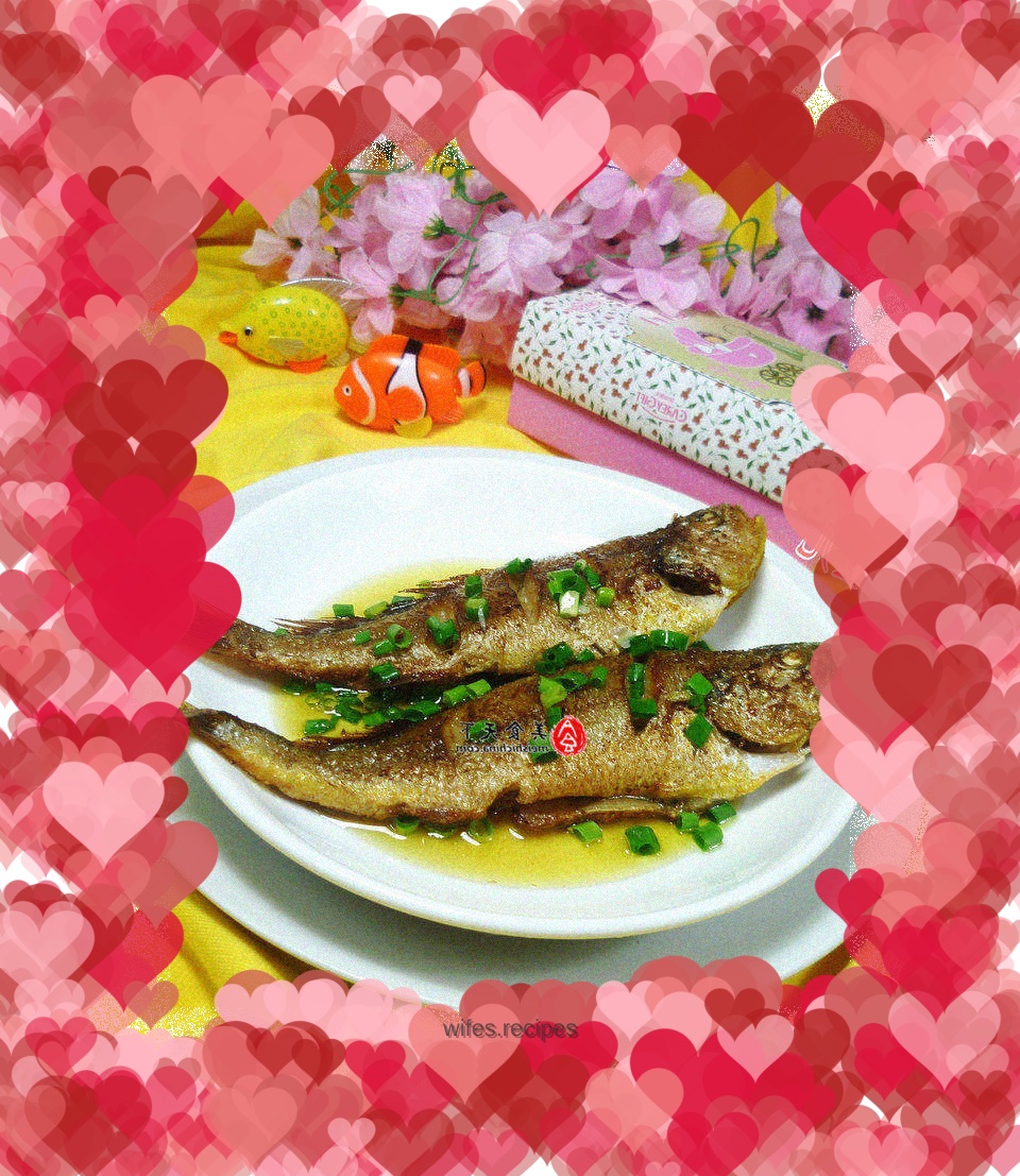 Fried small yellow croaker