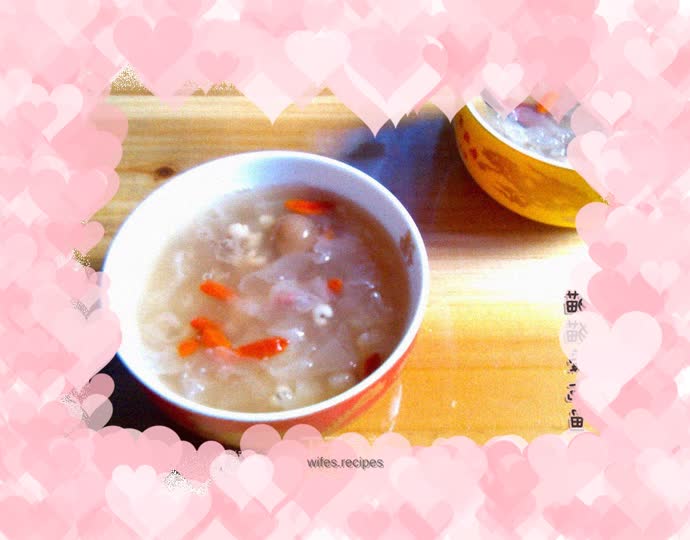 Make a delicious soup---Sweet Tremella, Longan and Coix Seed Soup