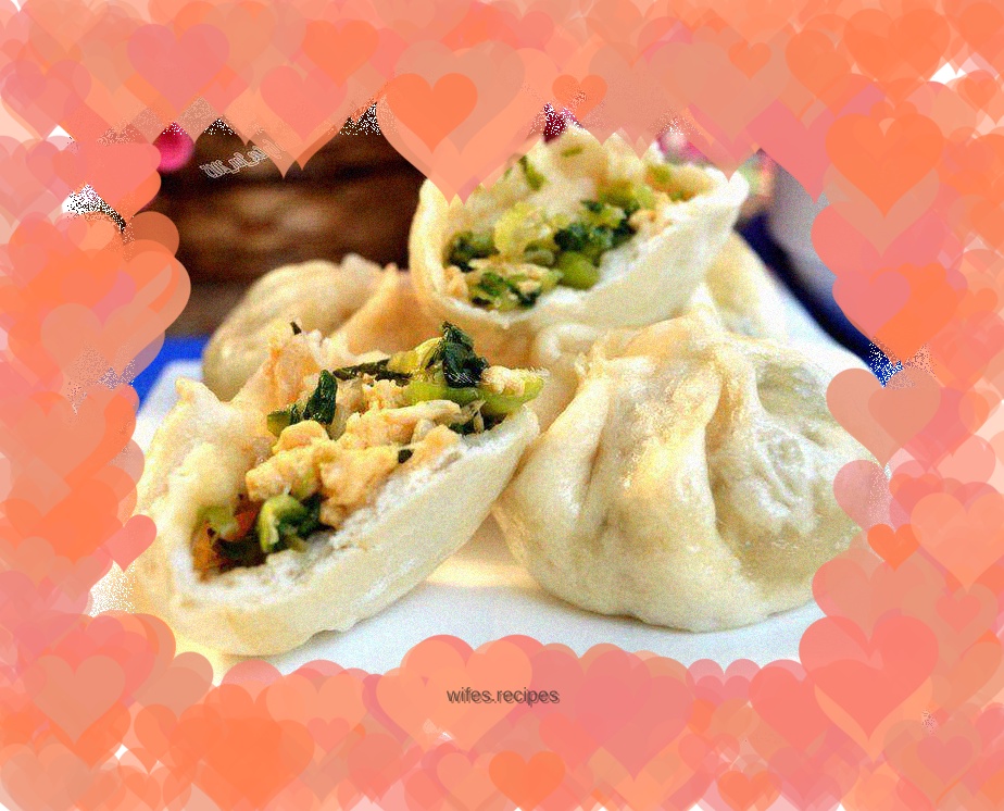 Green vegetable and duck egg buns