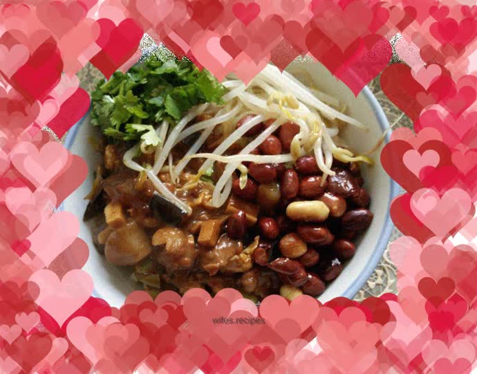 Noodles with diced tomato and meat sauce