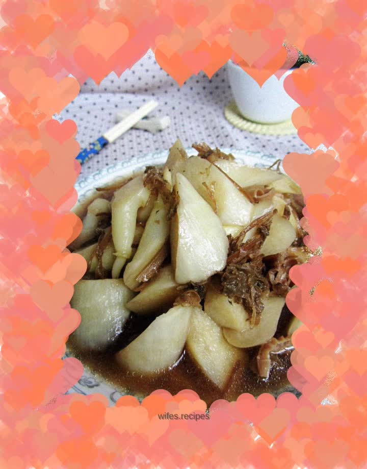 Boiled wild rice with dried bamboo shoots and vegetables in bright oil