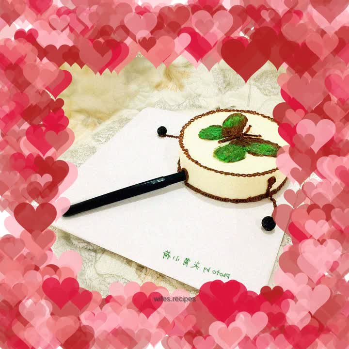 Hand-painted mousse cake with cream frosting [Rattle]