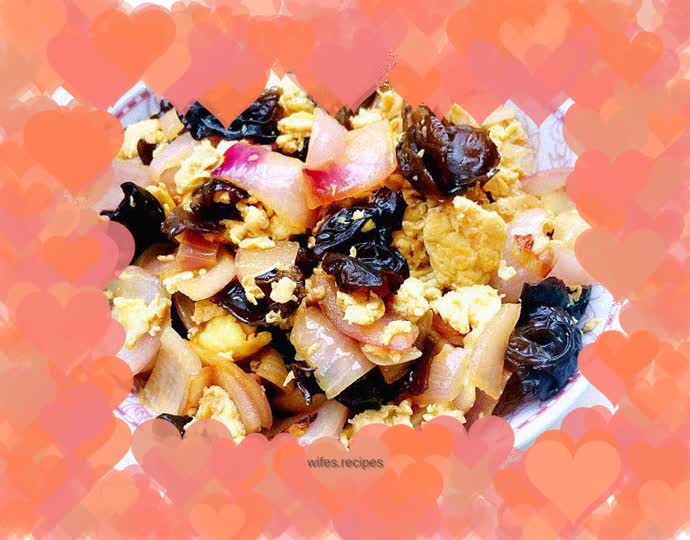 Scrambled eggs with onions and fungus