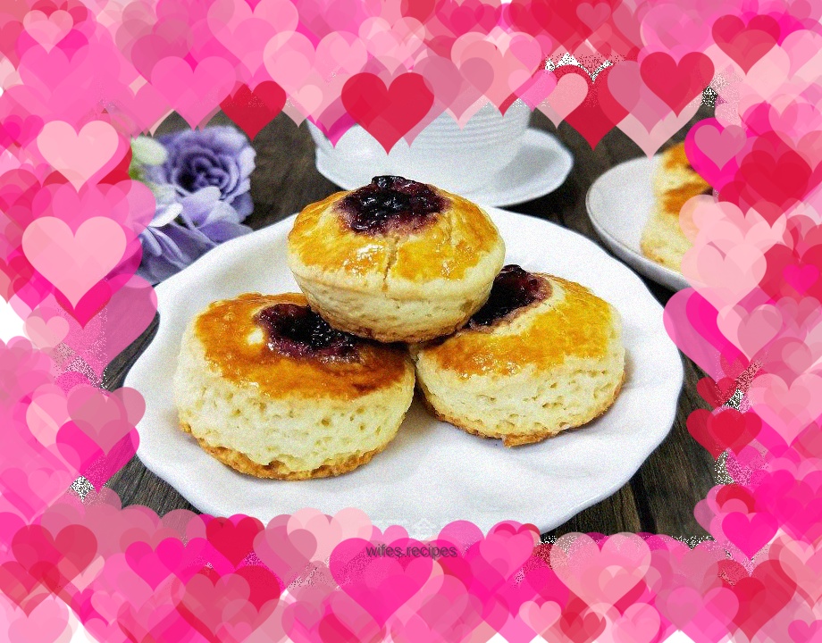 Scones with Blueberry Sauce
