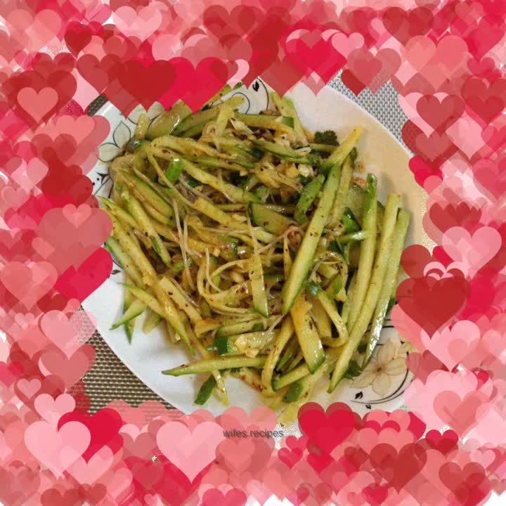 Vermicelli mixed with cucumber