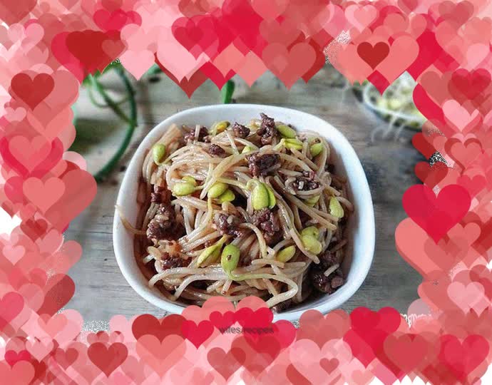 Fried rice noodles with bean sprouts and beef