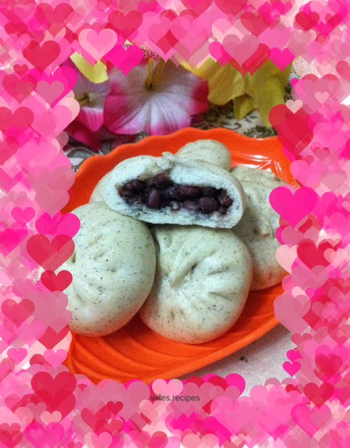 Black bean noodles and red bean buns