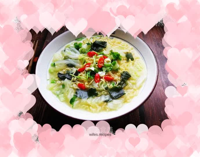 Boiled instant noodles with kelp sprouts and cabbage