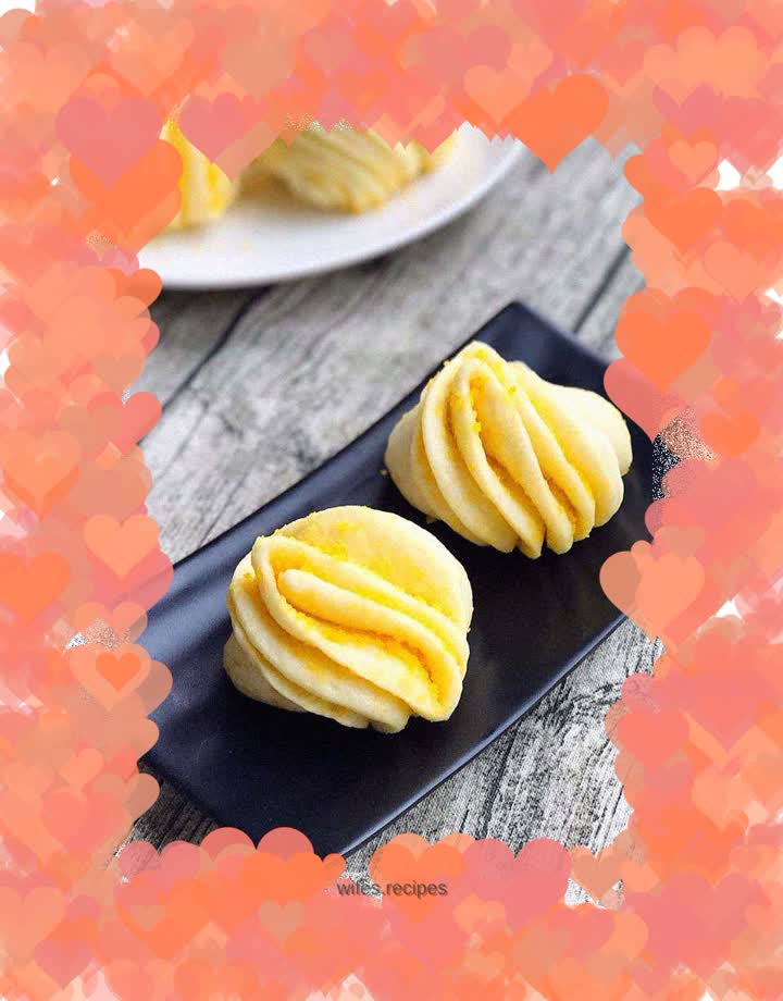 Salted egg yolk rolls