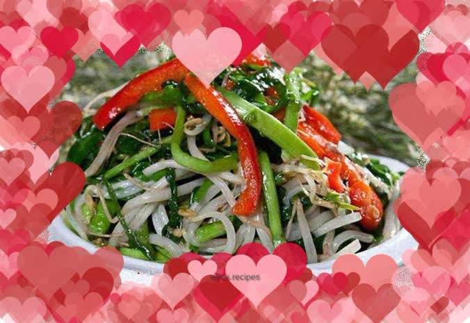 Stir-fried bean sprouts with leeks