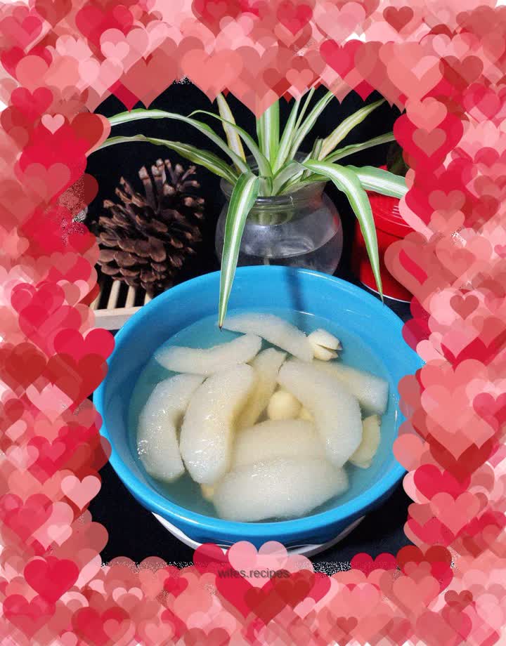 Stewed pears with lily and lotus seeds