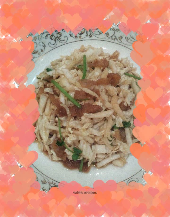 Cabbage mixed with jellyfish