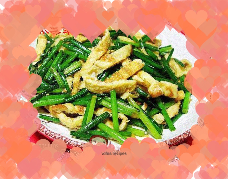 Fried egg skin with chives