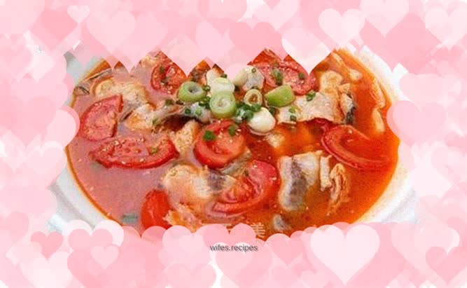 The white fish with tomatoes that goes with the rice is so sour and sweet that it makes Xiaohei craving for it