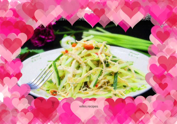 Shredded chicken mixed with cucumber