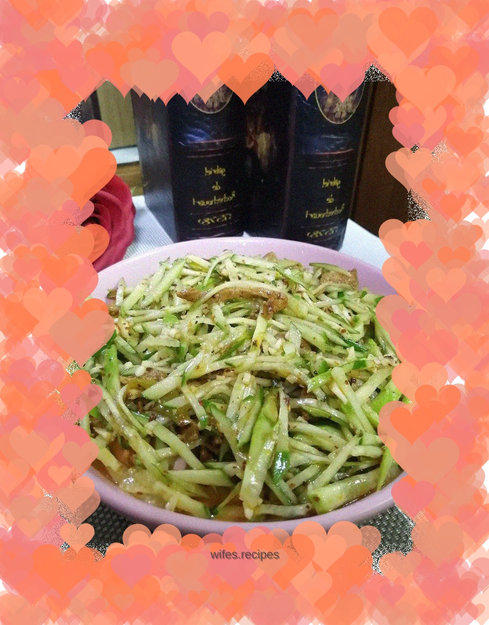 Shredded pork mixed with cucumber