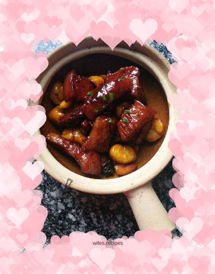 A pot of fragrant chestnut roast pork