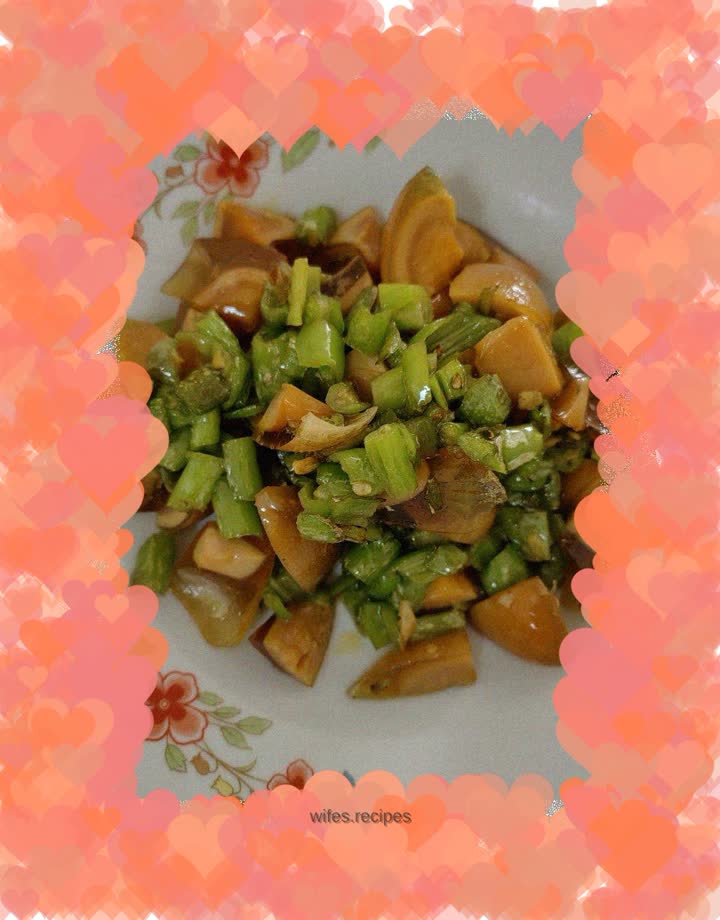 Fried preserved egg with green pepper