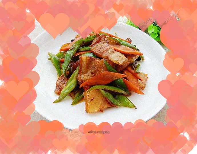 Stir-fried pork belly with carrots and green peppers