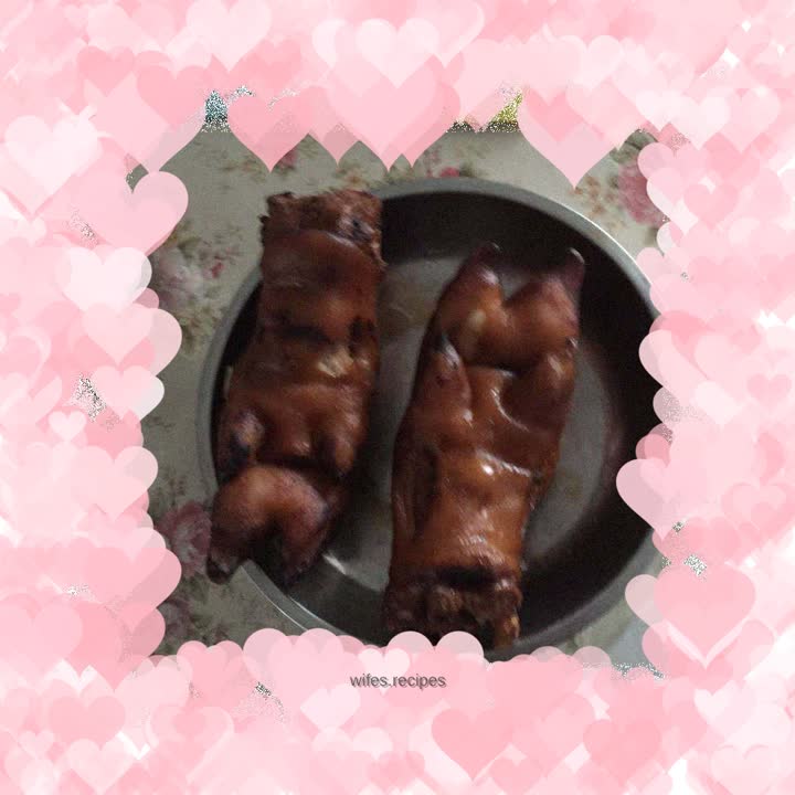 Braised pork trotters