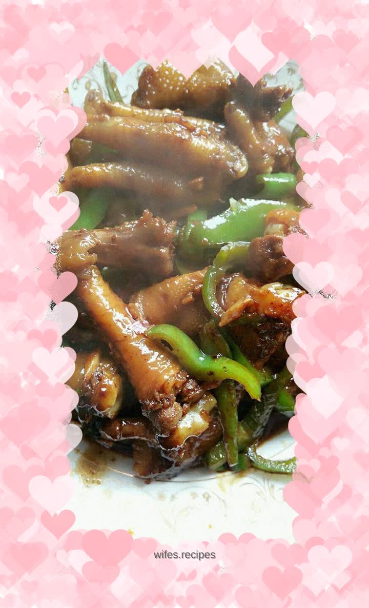 Stir-fried chicken feet with green pepper