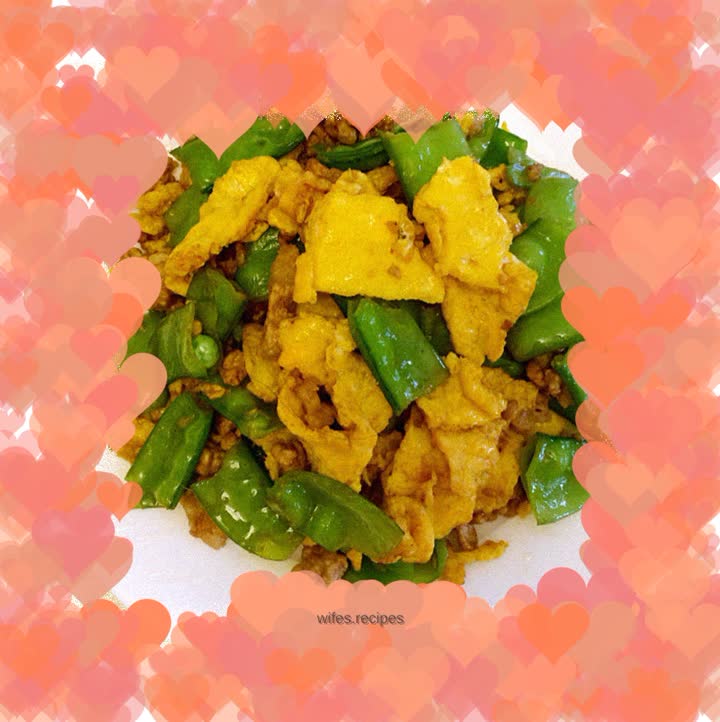 Scrambled eggs with snow peas