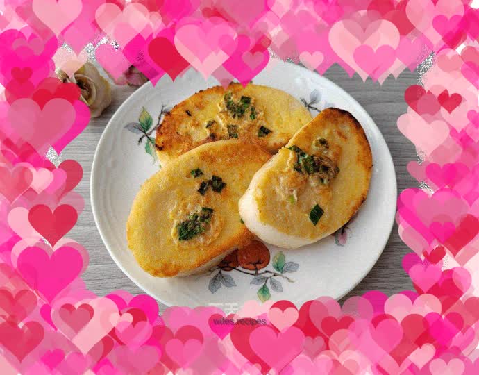 Fried steamed buns with chives and eggs