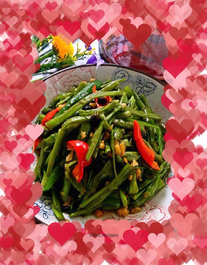 Crispy stir-fried water spinach