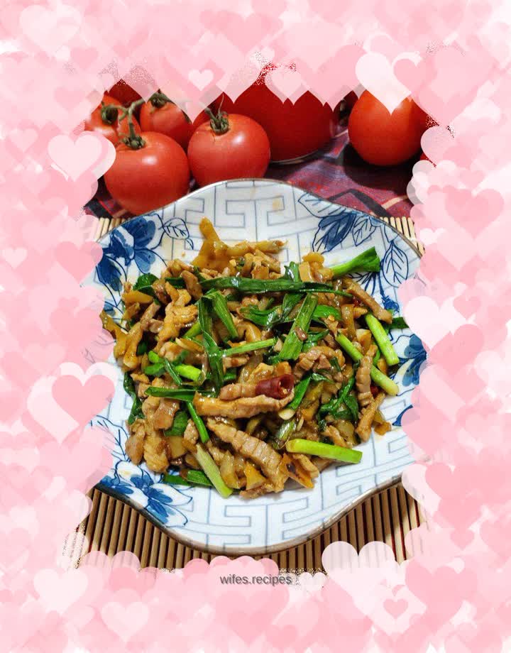 Stir-fried shredded pork with green garlic and pickled mustard