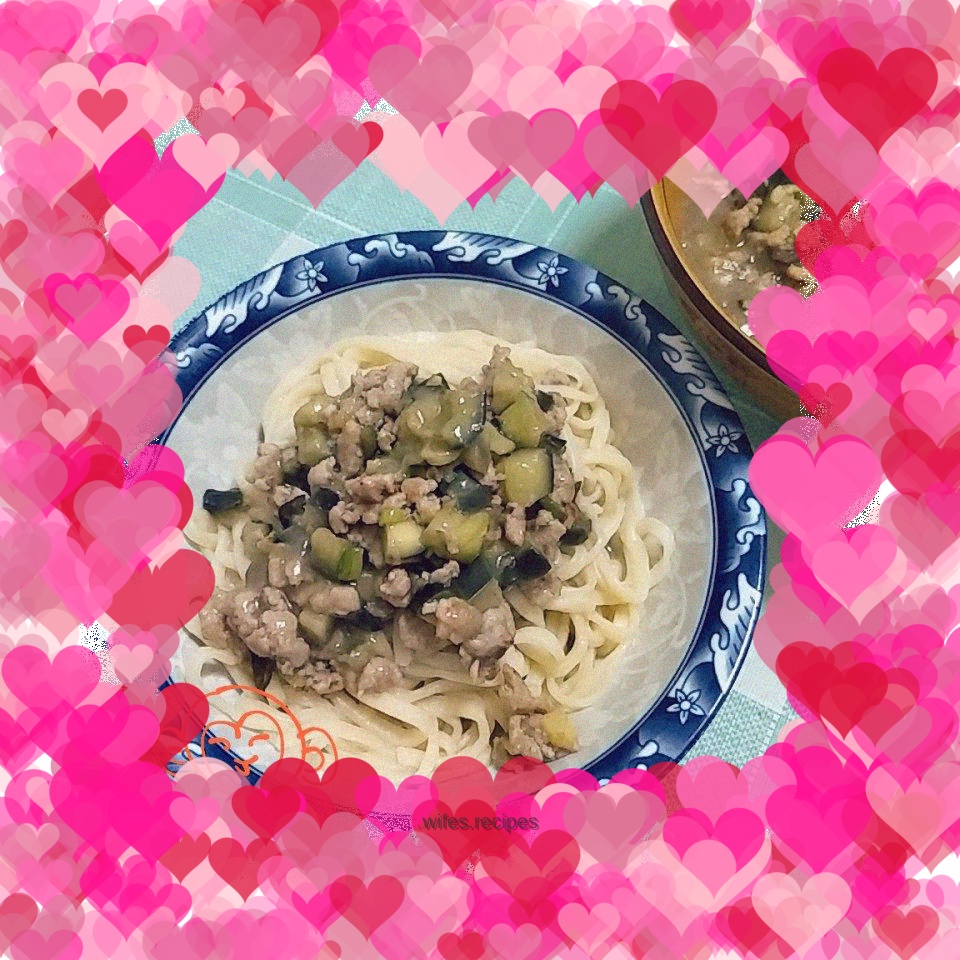 Braised noodles with minced pork and diced tomato