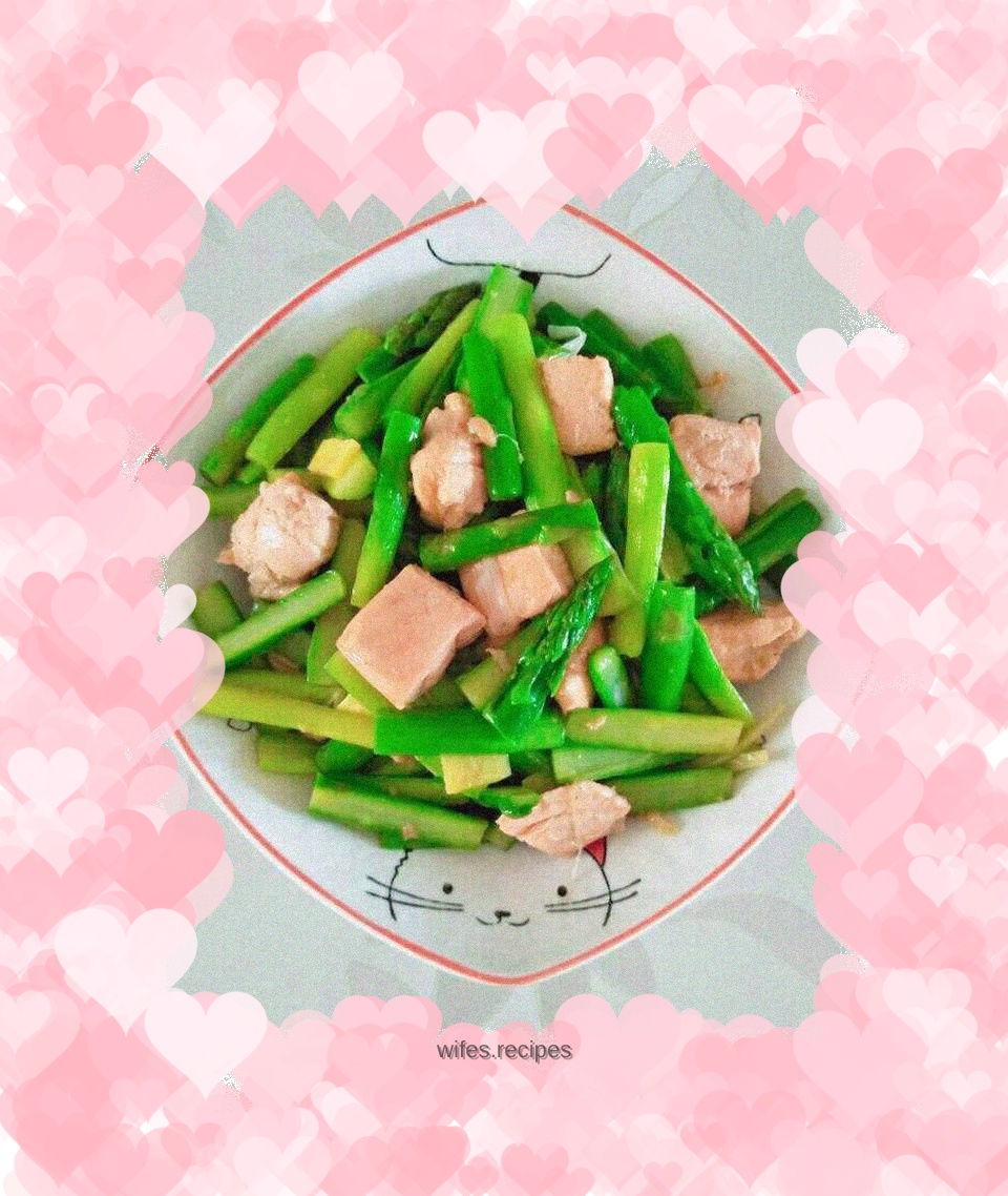 Stir-fried salmon with asparagus