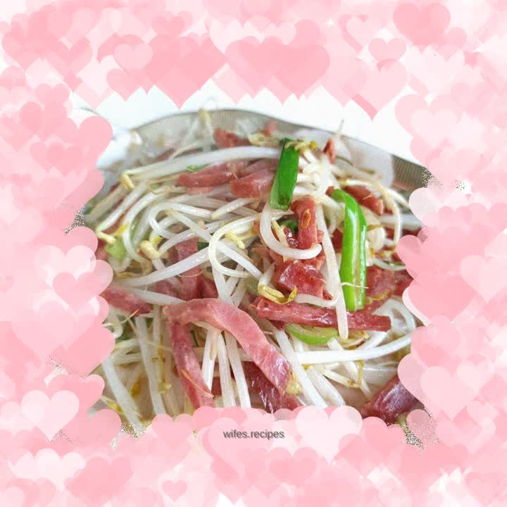 Stir-fried mung bean sprouts with ham sausage