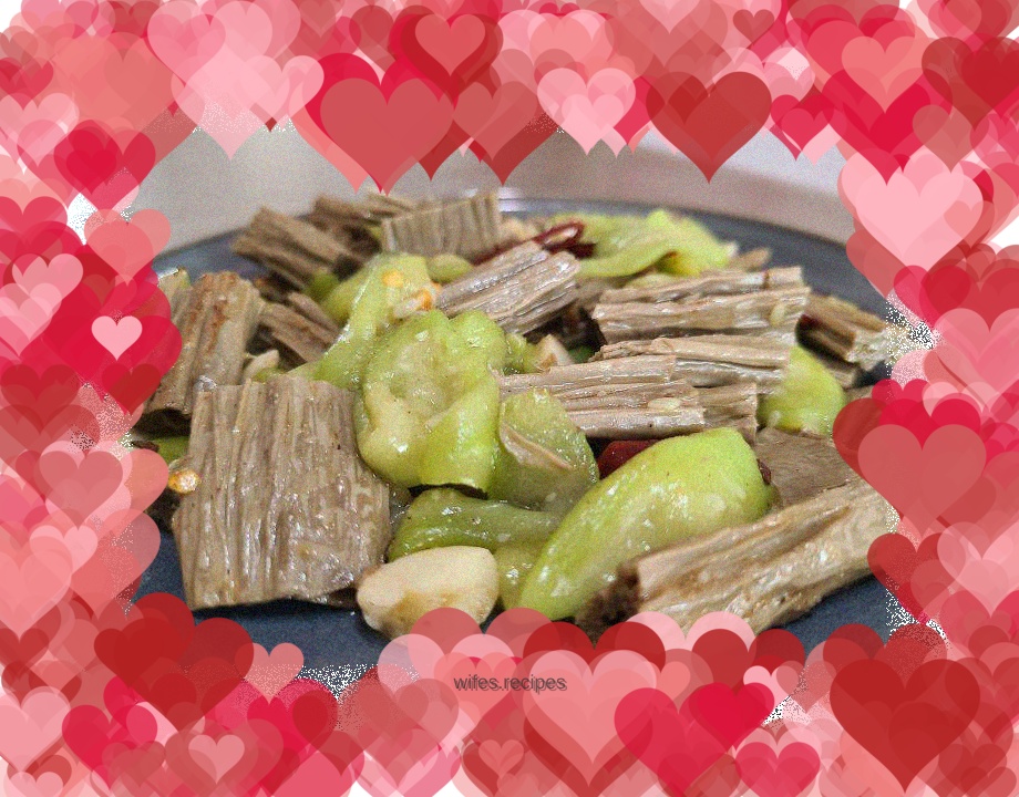 Stir-fried black tofu cubes with loofah