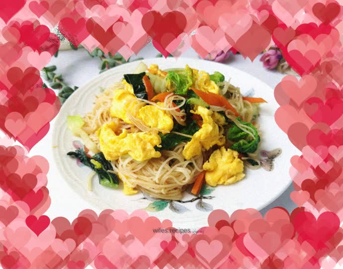 Fried noodles with eggs and vegetables