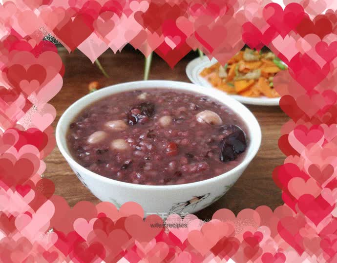 Black rice, lotus seeds and eight-treasure porridge