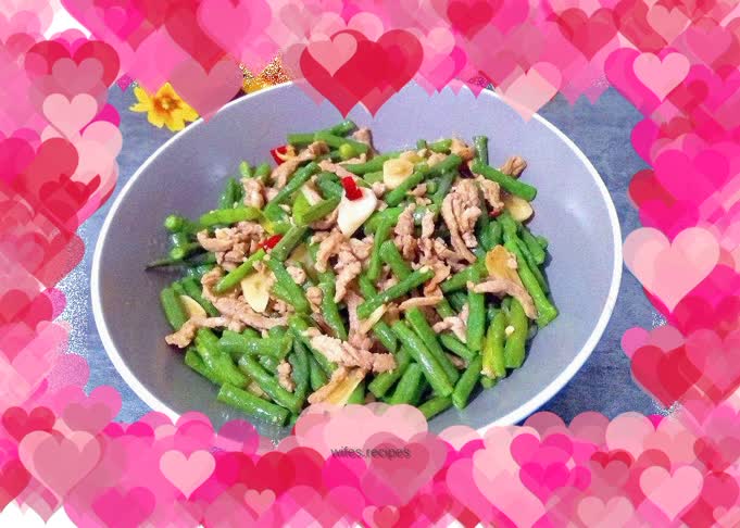 Stir-fried shredded pork with cowpeas