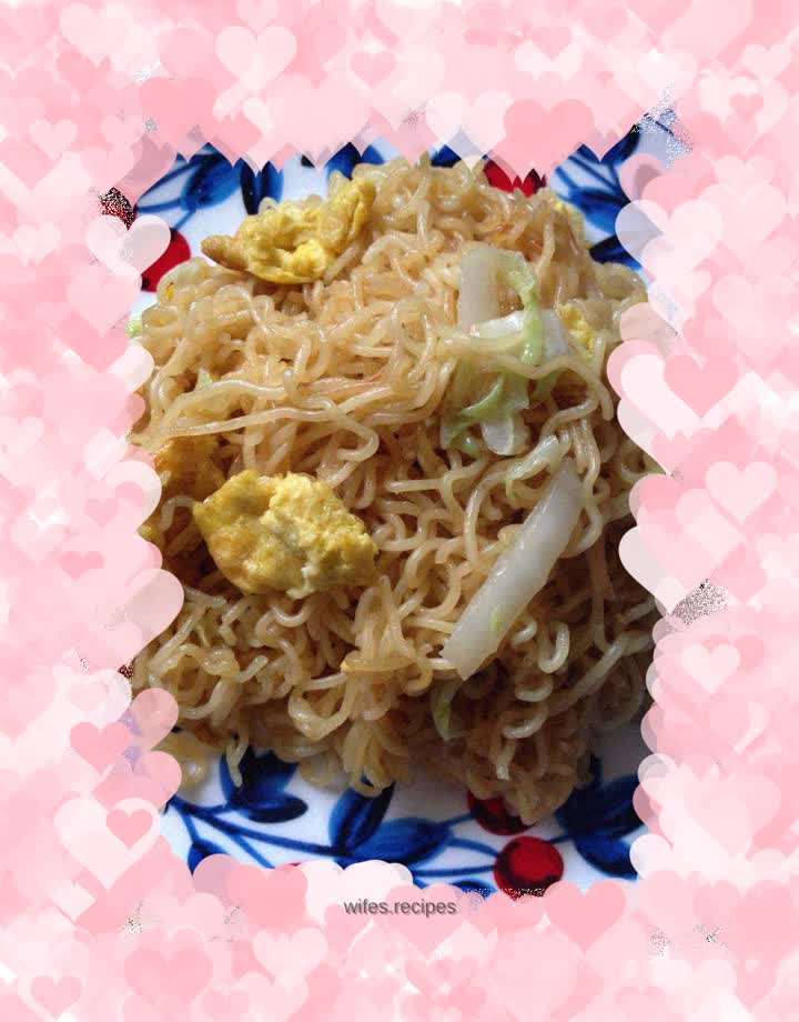 Instant noodles are fried and eaten