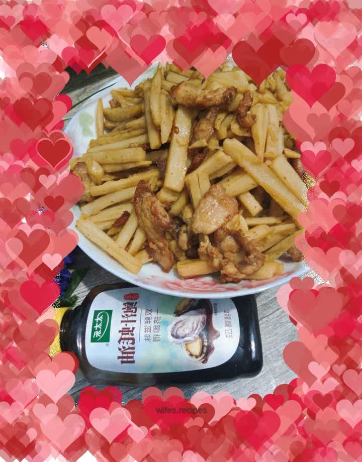 Stir-fried pork with lotus root strips