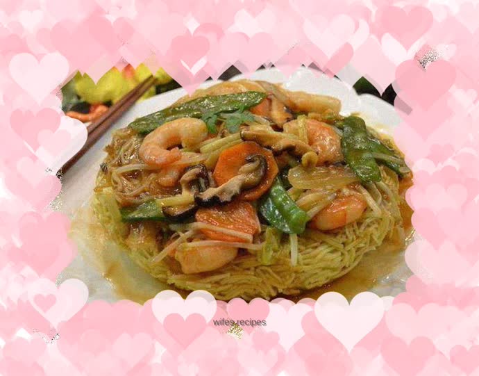 Assorted yellow noodles